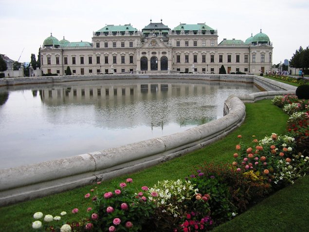 Facciata del Belvedere- Vasca e prato- Vienna